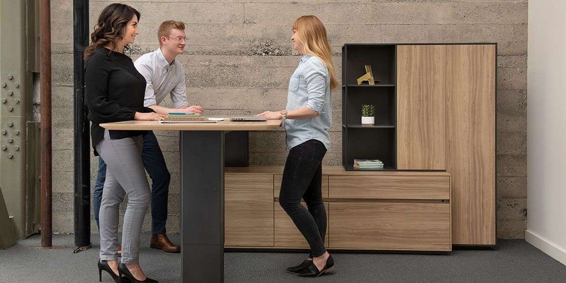 mobile movable modular office furniture with an ergonomic standing desk in a modern office design